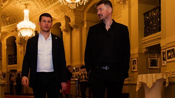 Мілевський з чарівною дамою, а його друг поставив 100 тисяч на матч України – Артем все знав