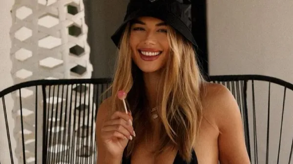 Сексапільна екс-пасія колишнього одноклубника Зінченка позує "оголена" на фоні стихії