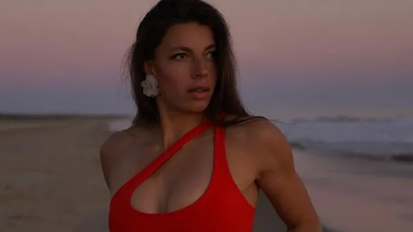 Роскошная и сексуальная Бех-Романчук рекламирует чтение, показывая аппетитные формы на пляже