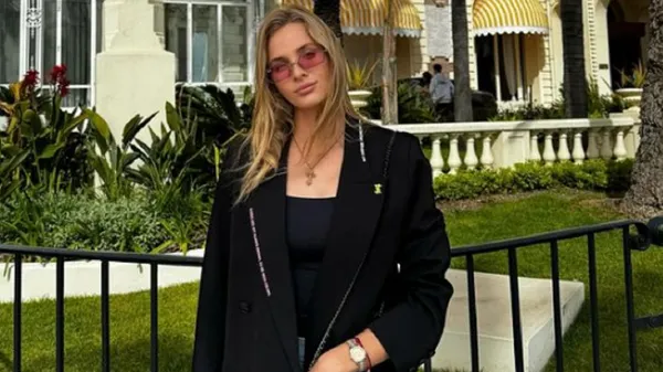 Чарівна Ястремська зухвало примостила свій "персик" на крутій машині – варто побачити