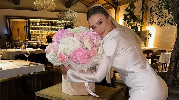 Кохана оборонця Шахтаря засвітилася в яскравому бікіні – так виглядає фігура мрії