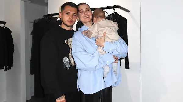 Була не проти: обраницю гравця Динамо зненацька поцілував інший – камера зафіксувала