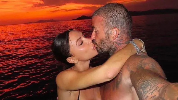 "Ніхто у 50 ще не виглядав так гарно": Бекхем привітав дружину з ювілеєм, показавши унікальні фото