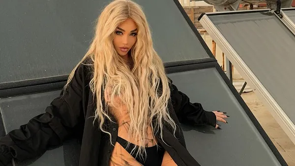 Бывшая любка Вербича разделась на крыше многоэтажки – ее соски прячет только краска