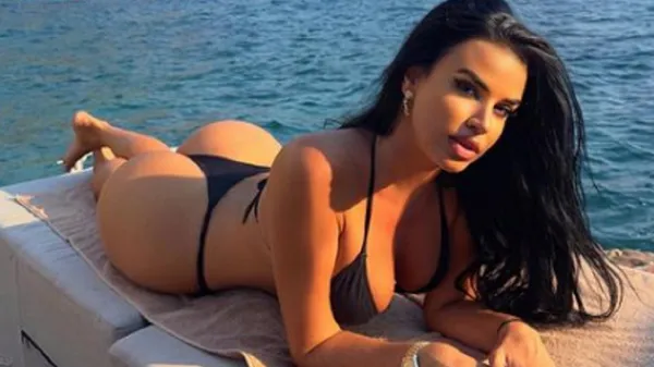 Сексапільній фанатці футболу не вдалося взяти в полон Кличка – націлилась зводити з розуму Європу