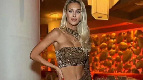 Спокуслива фанатка американського футболу оголилася у ляльковому образі – еротичні фото