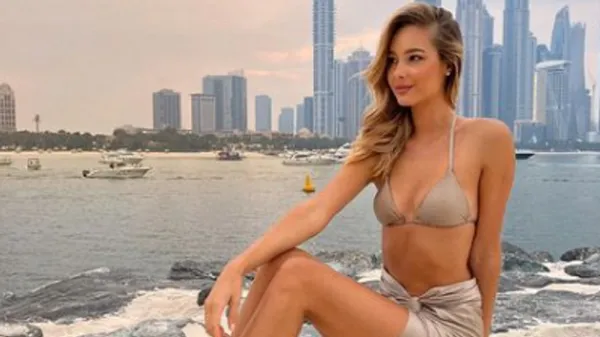 Вогняна кохана екс-футболіста АПЛ засліпила приголомшливими формами на яхті – ідеальні фото