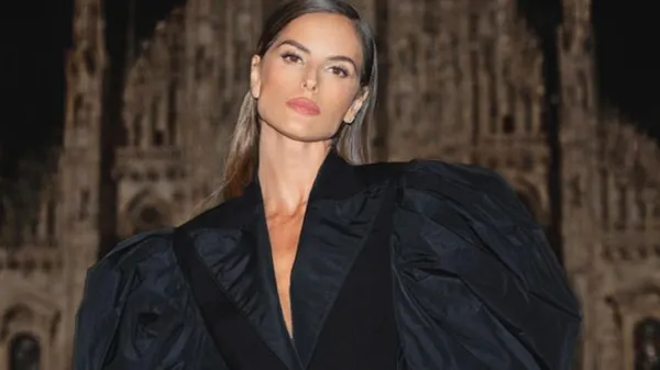 Сексапільна любка німецького голкіпера вигиналася у жакеті з оголеним тілом – варто бачити