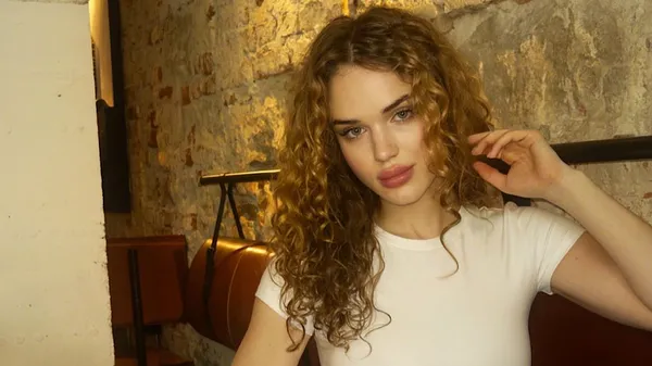 Дівчинка з картинки: дружина зірки Карпат не дає про себе забути у мережі – вражаюча краса