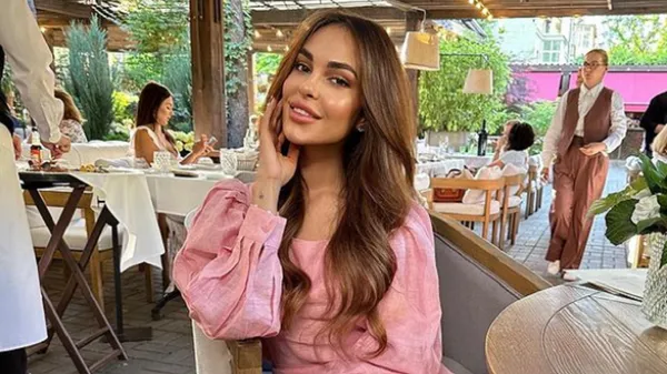 Розкішна партнерка Шапаренка вабить мережу неймовірною красою – лайк від футболіста