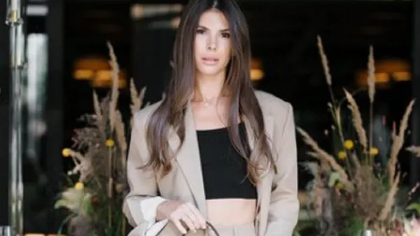 Чарівна дружина Реброва довжелезними ногами чинить підпал в Іспанії – фани оцінили