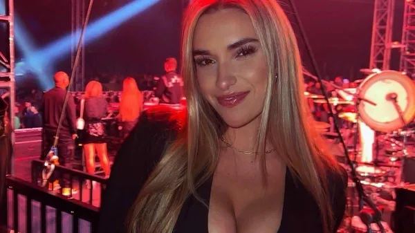 Найсексуальніша волейболістка світу тішить фанатів новими фото – написання картин їй пасує більше