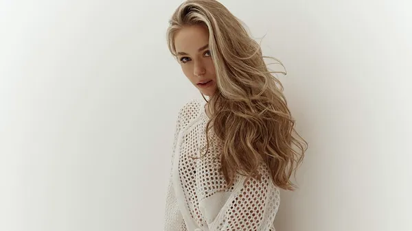 Прозора сітка і більше нічого: ведуча рівненського Вереса викликала бурю емоцій – фігуриста білявка