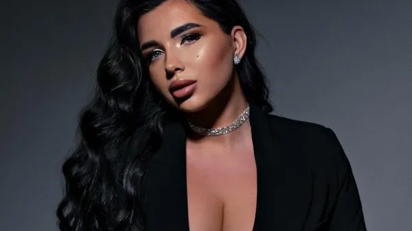 Весняний подих надихає: дружина Кочергіна радує фанів не тільки пишними формами