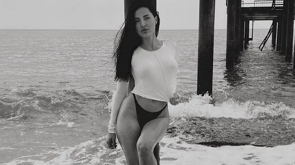 Сміливий крок від дружини півзахисника Дніпро-1 – вона у червоній білизні та без фільтрів