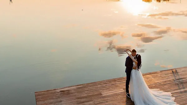 Захисник Динамо завів стрімкий роман – палка брюнетка не залишає шансів встояти