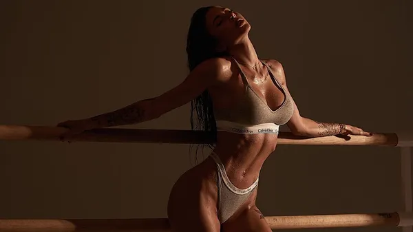 Міцний горішок у червоному бікіні: найгарячіша українська фітнес-тренерка взялася підкорювати ОАЕ