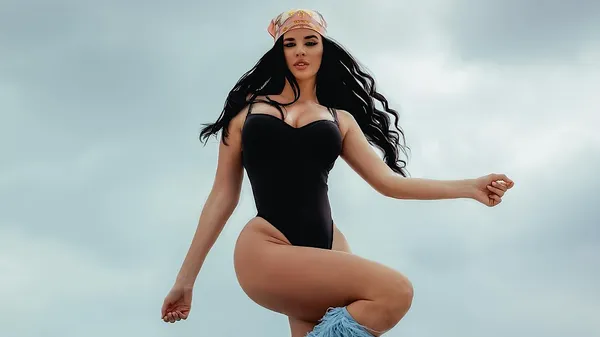 Секс-символ ЧС-2022 розвела еротику на ретро платівках – гаряче відео