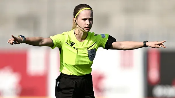 Арбитр УПЛ вне зоны досягаемости: она с коктейлем отдыхает от футбола во всю