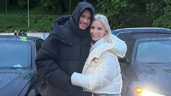 Селфи двух противоположностей: хавбек Динамо окунулся с головой в отношения – любви нет предела