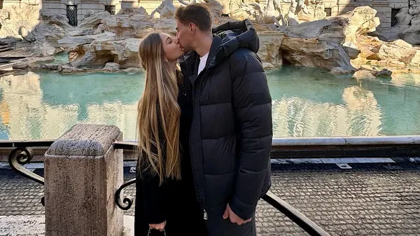 Палкий поцілунок від дружини Забарного після нічиєї з МЮ – ефектні кадри на очах фанатів