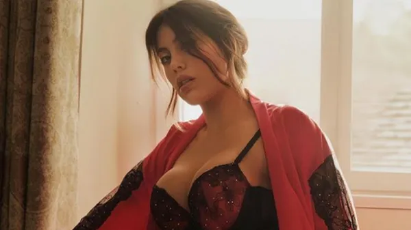 Дивовижна Ванда Нара показала неосяжний бюст мільйону фанатів – вогняні фото