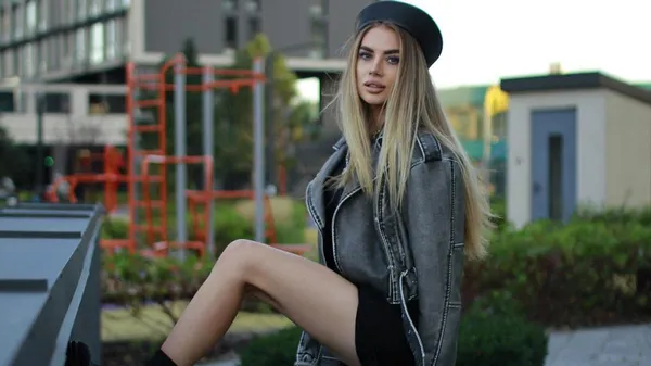 Невероятная жена экс-звезды Днепра в компании обольстительницы поймала парня с характером – это любовь