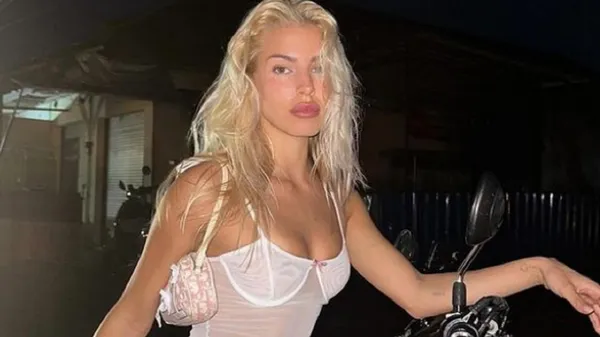 Епатажна любка екс-зірки Барси відпочиває на повну – зухвалі образи зводять фанів з розуму