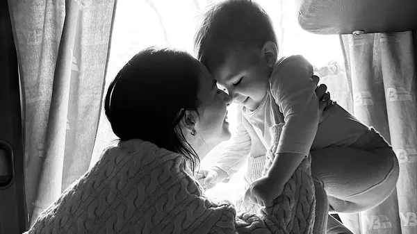 Щасливе дитинство: син гравця Полісся весь у кольорових фарбах – дружина зафіксувала сміючись