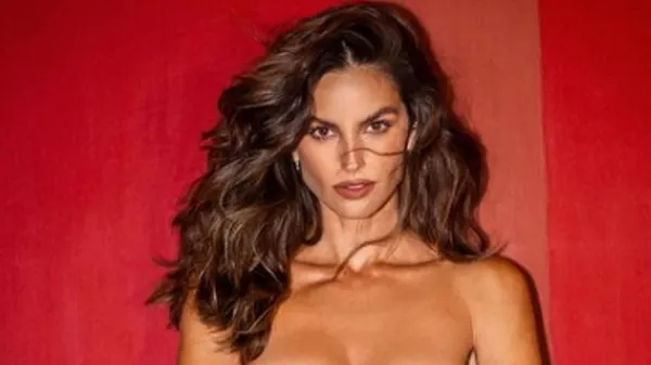 Гаряча обраниця голкіпера попозувала у звабливій сукні – фани в екстазі