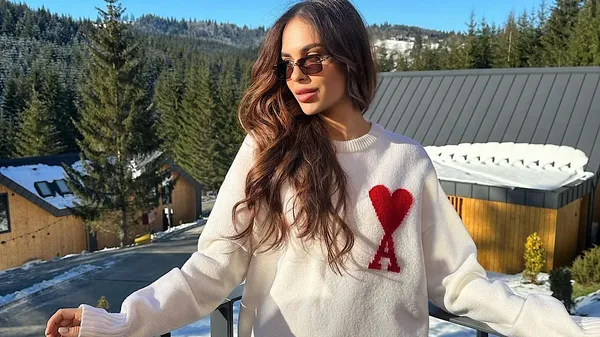 Дівчина Шапаренка перетворила ліфт на будинок моди – ось як гіпнотизує футболіста