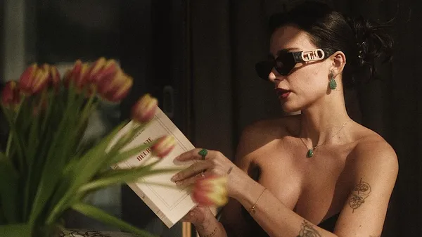 Приголомшлива дочка легенди Челсі вабить перехожих у стильному образі – показуємо