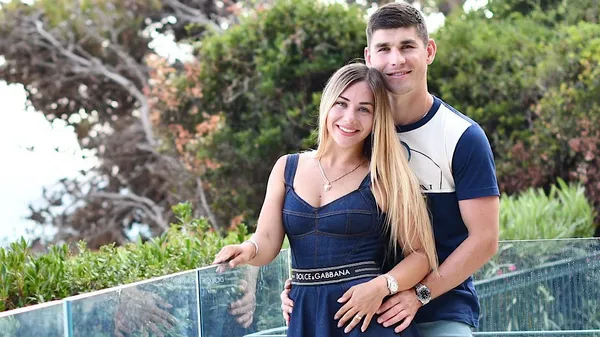 Дороговартісне придбання: у родині Маліновських з'явилася нова автівка – любка Руслана в захваті