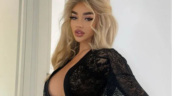 Колишня Вербіча переходить межу: поки син спить у візочку, вона показує свої принади