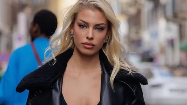 Зухвала кохана екс-зірки Барси показала еротичні вигини на пляжі – вогняні кадри