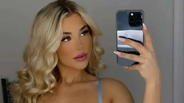 Спекотна футболістка змусила фанатів божеволіти – позувала з батогом у пікантній шкіряній білизні