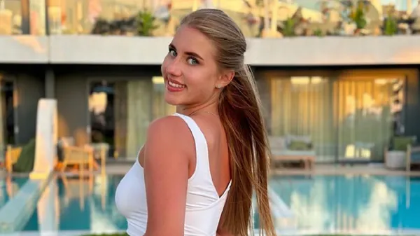 Удивительная Судакова показала плоды весны в особой позе – футболист вырвал золото