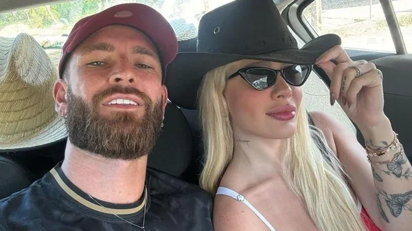 Бразильский футболист драйвует с любимой в машине – их страсти позавидует каждый