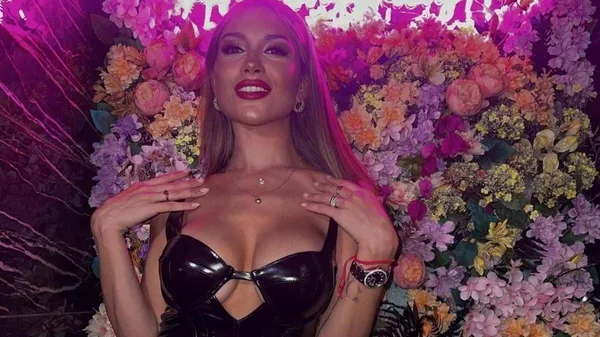 Показала свій "персик": дружина Мартінеса епатажно вигинається – це треба бачити