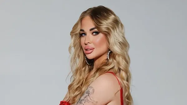 Незвичний стиль: друга половинка гравця Чорноморця зізналася, у що ховає свої стрункі ніжки