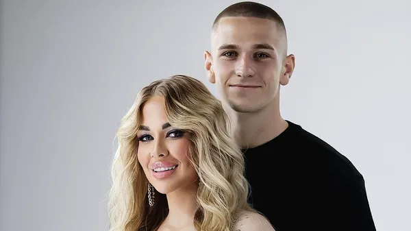 Милий кадр: екстравагантна білявка в обіймах хавбека Чорноморця – вона щаслива