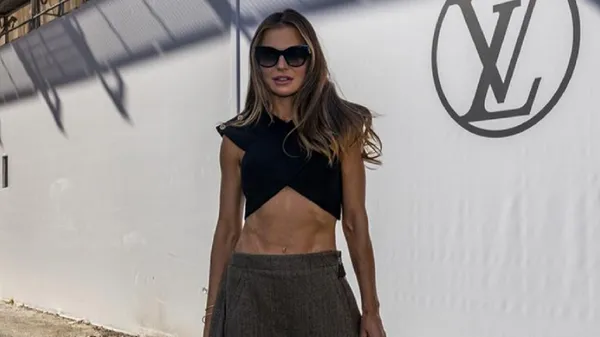 Чарівна любка Лєвандовскі розгулюється узбережжям моря – сонячні кадри