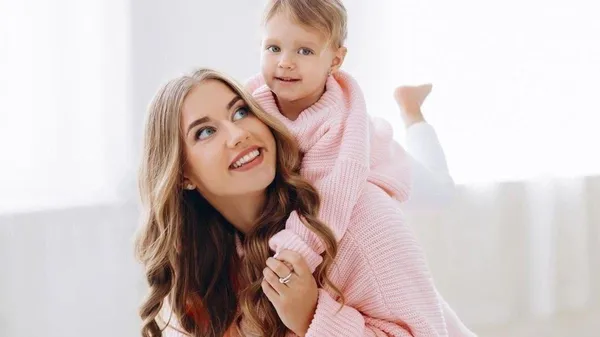 Радість дитинства: донечка Судакова показала свій ентузіазм у калюжі – матуся радіє