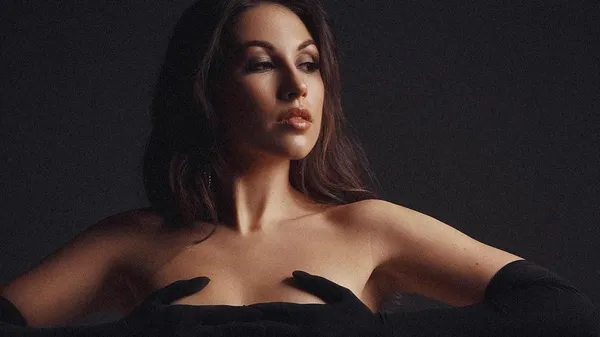 Кохана Довбика йде у відрив з коктейлями – Артема не видно, він в іншому місті