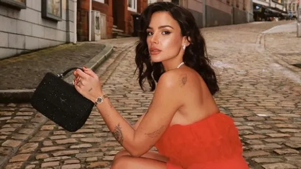 Розкішна дочка легенди Челсі заворожує перехожих приголомшливим виглядом – небезпечна врода