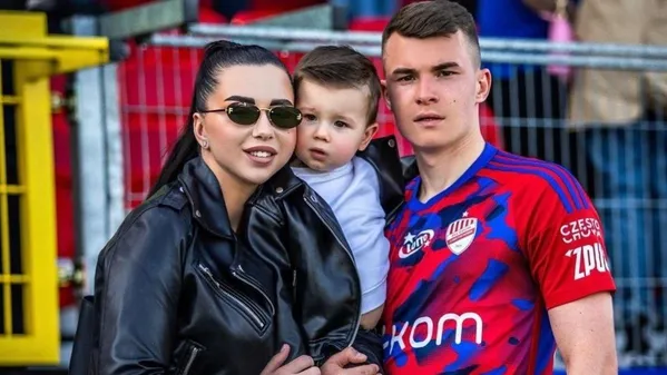 "Віримо в нашого тата": дружина Кочергіна разом з сином підтримують футболіста під час матчу