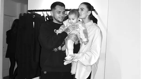 Любляча матуся зафіксувала: оборонець Динамо в обіймах своєї маленької копії – милі кадри