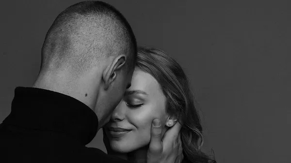 Сонячний поцілунок: Дячук та його наречена не приховують силу своїх почуттів – камера спіймала 😍