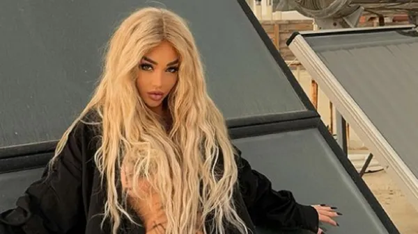 Сексапільна колишня пасія екс-гравця Динамо засвітила погруддя та ідеальні сідниці