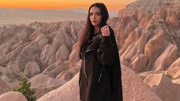 Розкішна колишня дружина в сексапільному образі підкорює серця чоловіків – вражає